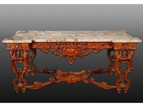 Imposanter Tisch im Régence-Stil